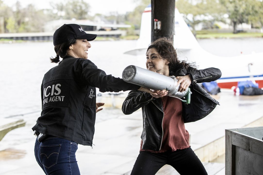 Special Agent Hannah Khoury (Necar Zadegan, l.); Special Agent Tammy Gregorio (Vanessa Ferlito, r.) - Bildquelle: Sam Lothridge 2020 CBS Broadcasting Inc. All Rights Reserved. / Sam Lothridge