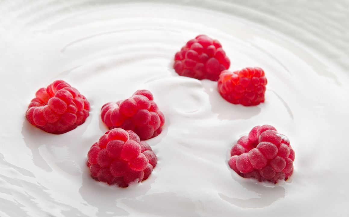 Naturjoghurt mit Früchten - Bildquelle: pogonici - Fotolia