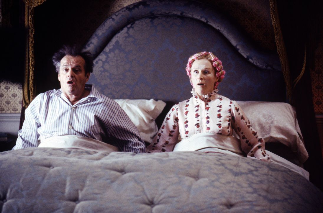 Präsident Dale (Jack Nicholson, r.) und seine Frau Dale (Glenn Close, l.) sitzen erschrocken in ihrem Bett ... - Bildquelle: Warner Bros. Pictures