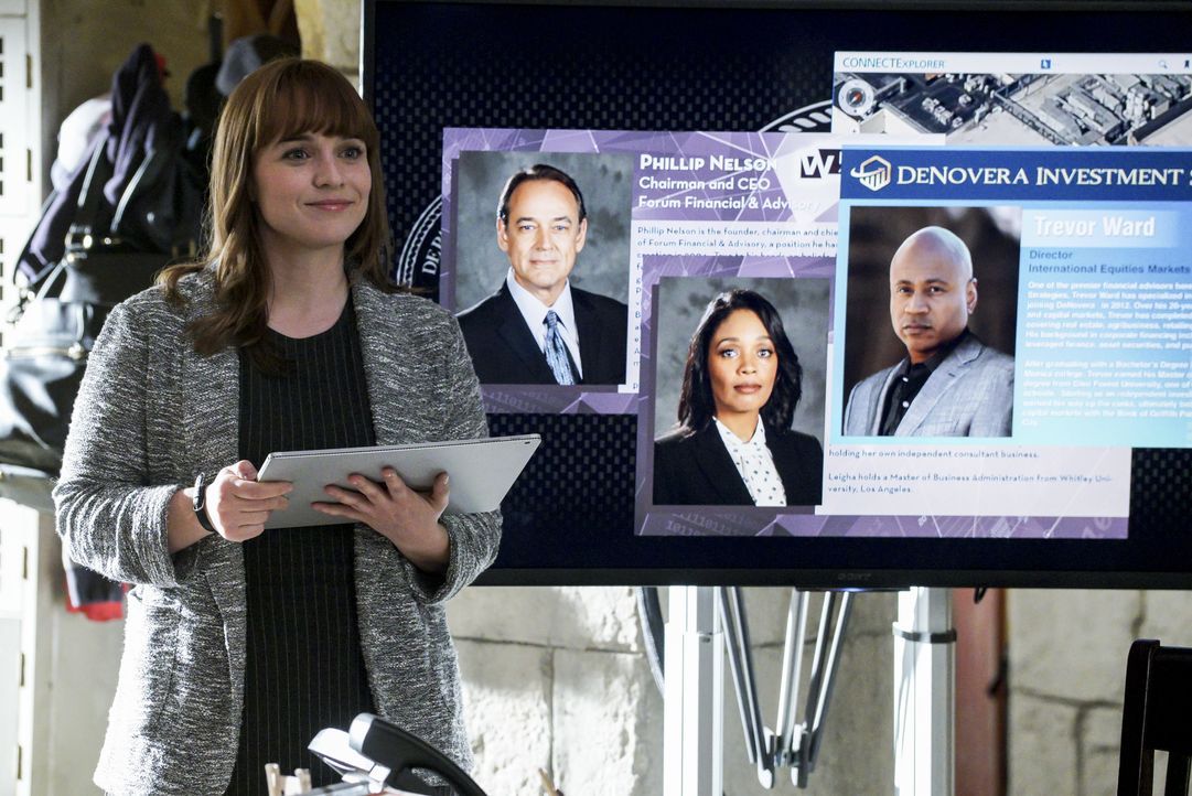 Nell (Renée Felice Smith) stellt dem Team Sams Undercover-Rolle vor: Sam soll unter dem Decknamen Trevor Ward im Unternehmen des getöteten Investmen... - Bildquelle: Richard Cartwright © 2017 CBS Studios Inc. All Rights Reserved. / Richard Cartwright