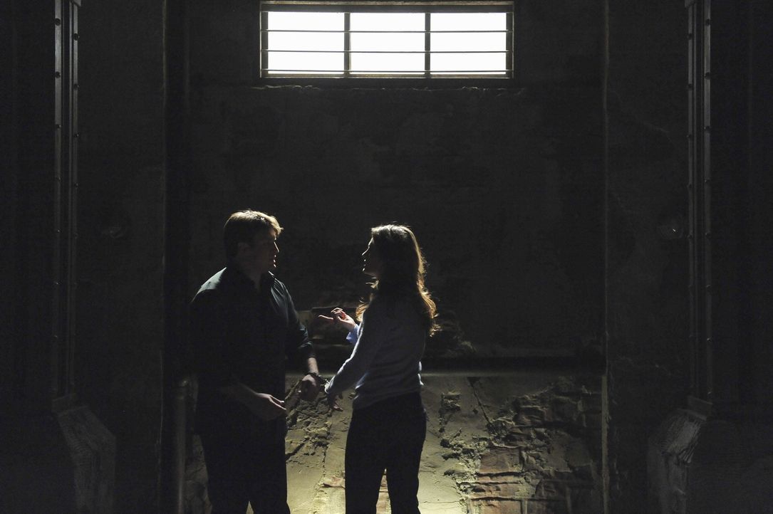 Nachdem sie sich mit Handschellen aneinander gekettet in einem Raum wiederfinden und weder Kate (Stana Katic, r.), noch Richard (Nathan Fillion, l.)... - Bildquelle: 2011 American Broadcasting Companies, Inc. All rights reserved.