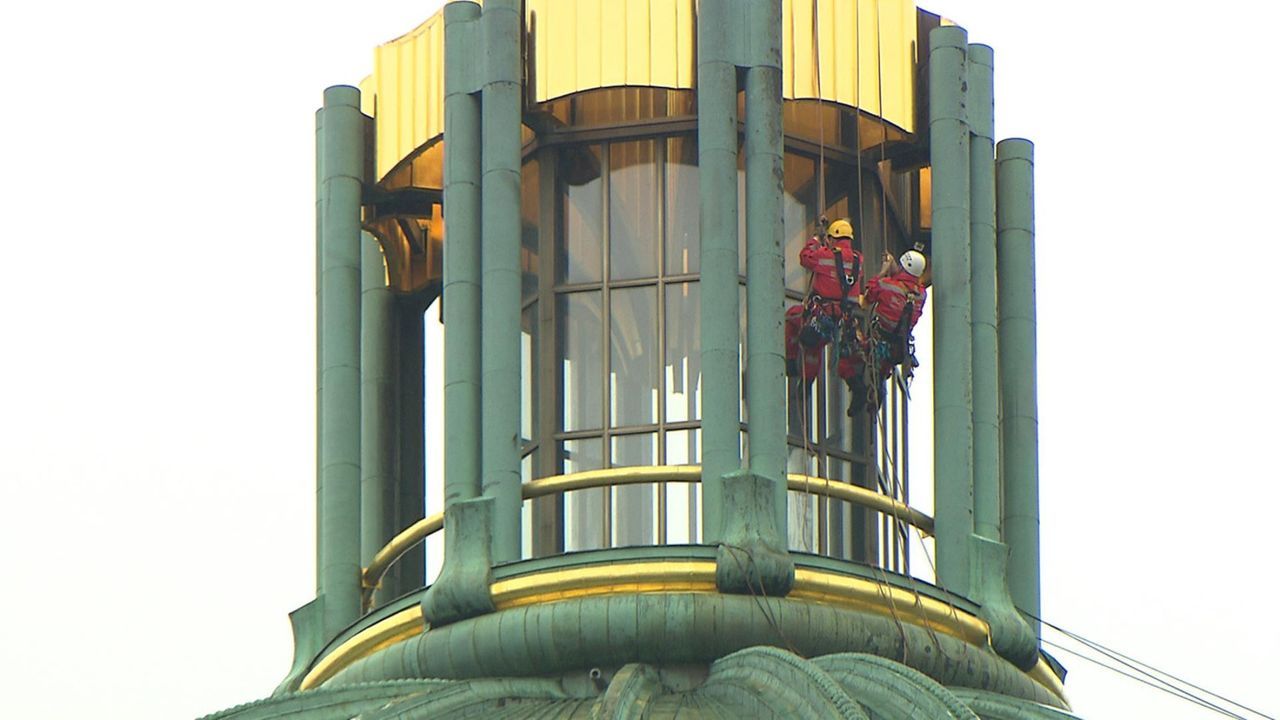 Dachdecker und Industriekletterer Thomas wartet zusammen mit seinem Kollegen Mike auf 114 Meter Höhe das goldene Kreuz vom Berliner Dom. Das 12,5 T... - Bildquelle: kabel eins