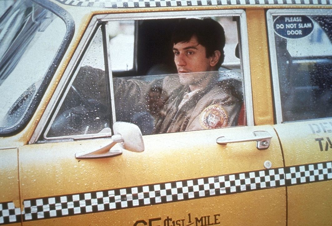 Der junge, kontaktarme Vietnam-Heimkehrer Travis Bickle (Robert De Niro) leidet unter Schlaflosigkeit und arbeitet deshalb nachts als Taxifahrer in... - Bildquelle: Columbia Pictures