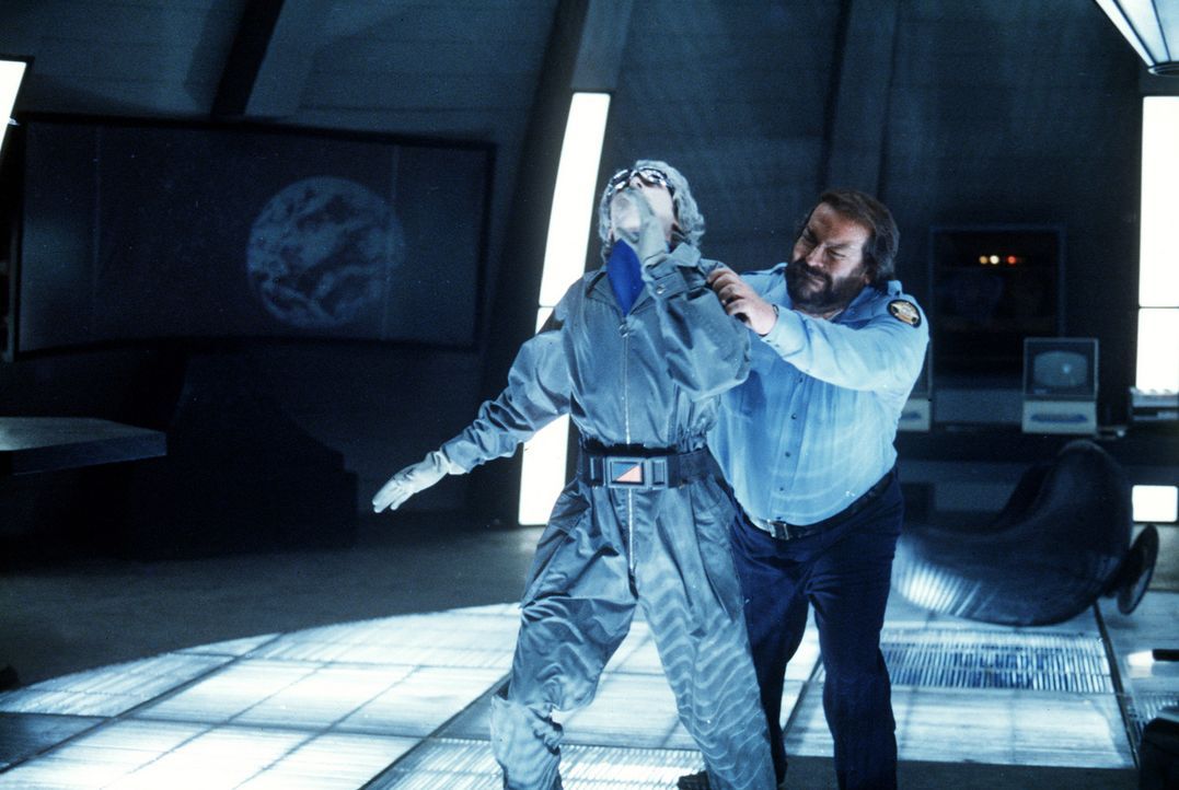 Mit schlagkräftigem Einsatz bekämpft Sheriff Craft (Bud Spencer, r.) die Außerirdischen ... - Bildquelle: Leone Film
