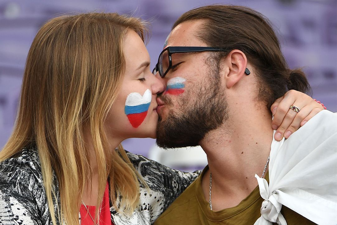 Russians kissing_000_C56FF_PASCAL GUYOT_AFP - Bildquelle: AFP / PASCAL GUYOT
