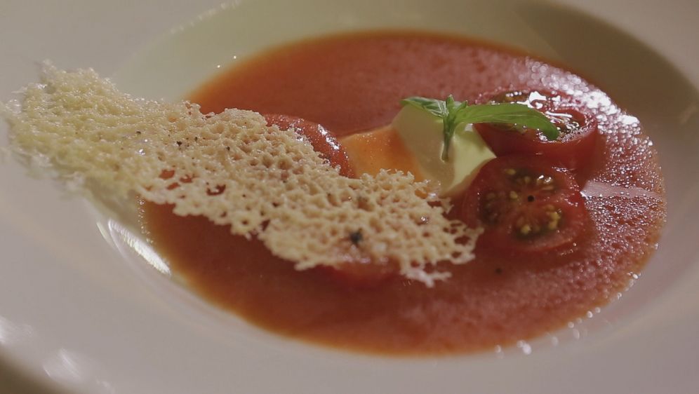 Rezept - Tomatensuppe mit Creme Fraiche und Parmesanchips