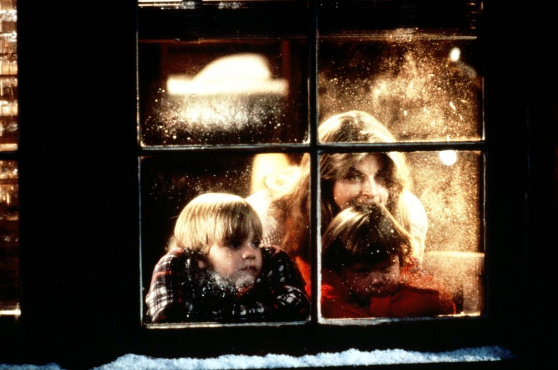 Es ist Weihnachten und wo bleibt Papa? Die Kinder Mikey (David Gallagher, l.), Julie (Tabitha Lupien, r.) und Ehefrau Mollie (Kirstie Alley, hinten... - Bildquelle: TriStar Pictures