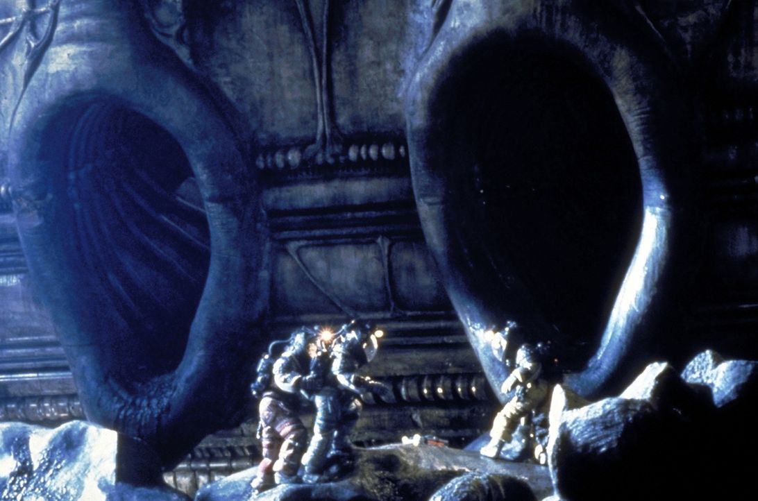 Ein Trupp des "Nostrodomo" betritt das Innere des gigantischen Raumschiffs ... - Bildquelle: 20th Century Fox of Germany