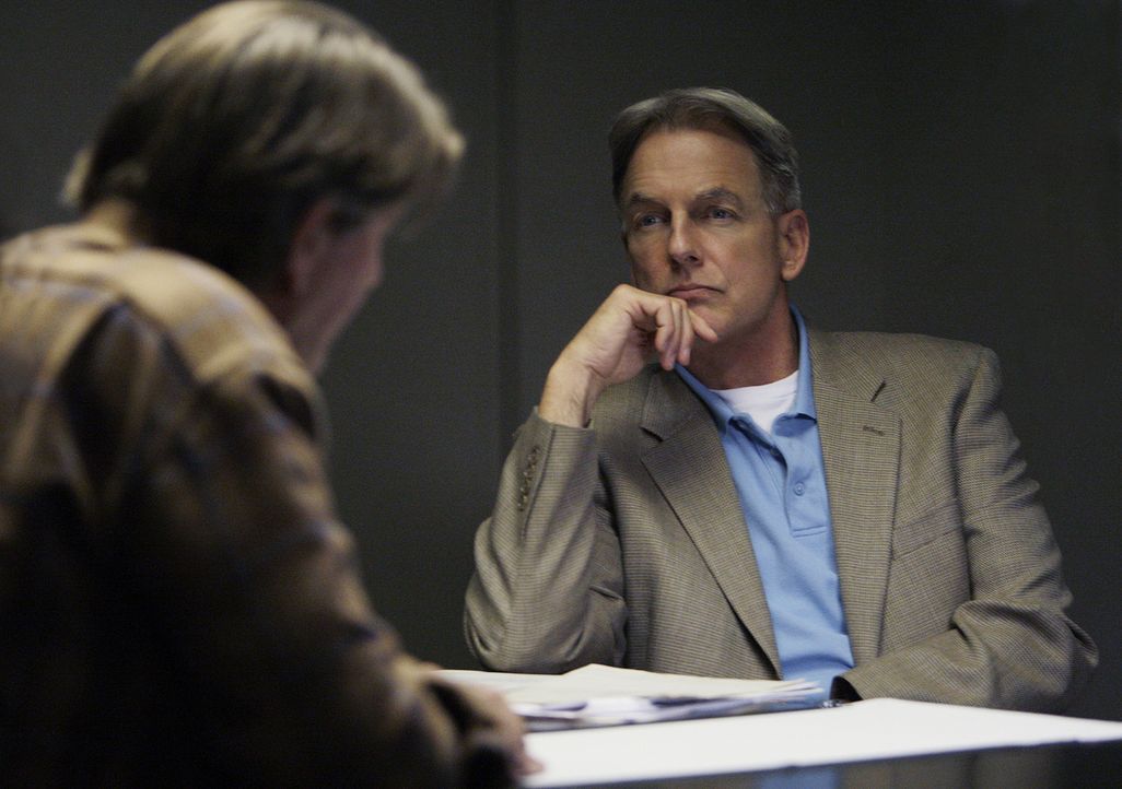 Ein neuer Mordfall beschäftigt Gibbs (Mark Harmon, r.) und sein Team. Hat Ned Quinn (Peter Coyote, l.) wirklich etwas mit dem Mord an dem älteren Eh... - Bildquelle: CBS Television