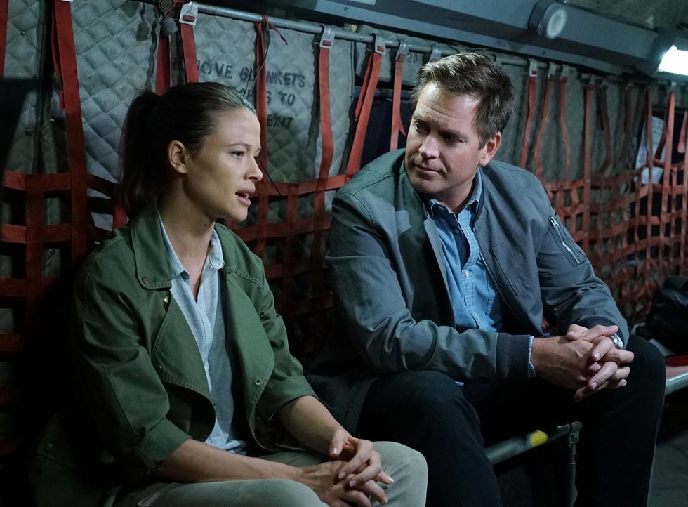 Bei seiner neuen Mission trifft Tony (Michael Weatherly, r.) auf seine alte Flamme Jeanne Benoit (Scottie Thompson, l.), die nicht nur ein Mitglied... - Bildquelle: Sonja Flemming CBS Television / Sonja Flemming