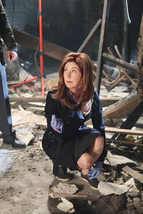 Im völlig zerstörten Apartment von Kate macht Special Agent Jordan Shaw (Dana Delany) eine interessante Entdeckung. - Bildquelle: ABC Studios