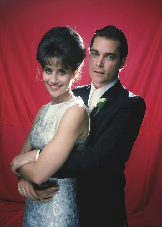 Die hübsche Karen (Lorraine Bracco, l.) hat keine Ahnung, dass ihr Mann Henry Hill (Ray Liotta, r.) ein gut organisiertes Doppelleben führt ... - Bildquelle: Warner Bros.