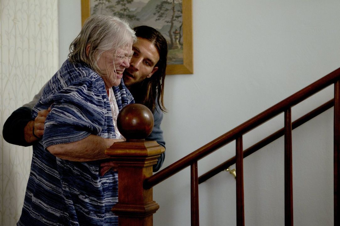 Die eigenen Familienmitglieder wollen sich nicht um Grammy (Louise Fletcher, l.) kümmern, doch Karens Mann Jody (Zach McGowan) hilft der alten Frau... - Bildquelle: 2010 Warner Brothers