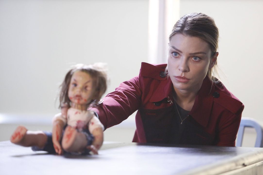 Als hätte Chloe (Lauren German) nicht schon genug Arbeit, macht ihr eine verunstaltete Puppe ihrer Tochter noch zusätzlich Sorgen ... - Bildquelle: 2016 Warner Brothers