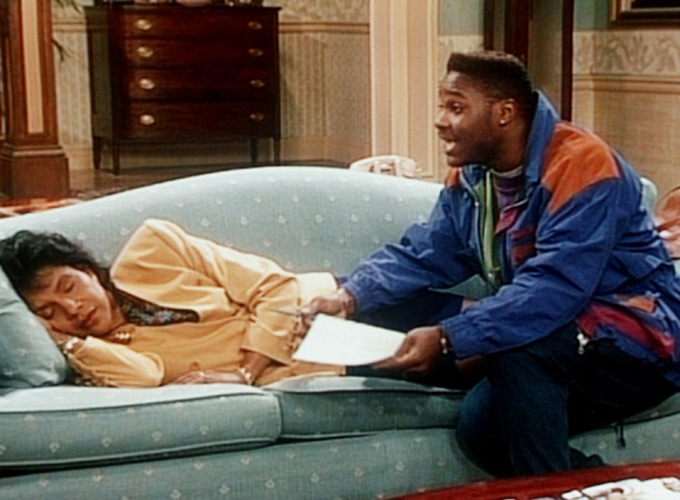 Theo (Malcolm-Jamal Warner, r.) bittet Clair (Phylicia Rashad, l.), den Mietvertrag für seine neue Wohnung zu unterschreiben, und das duldet keinen... - Bildquelle: Viacom