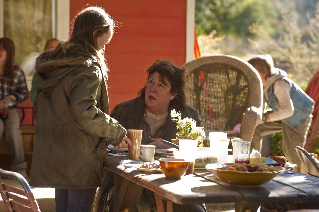 Loretta (Kaitlyn Dever, l.) ahnt nicht, dass Mags Bennett (Margo Martindale, r.) etwas mit dem Verschwinden ihres Vaters zu tun hat ... - Bildquelle: 2011 Sony Pictures Television Inc. and Bluebush Productions, LLC. All Rights Reserved.