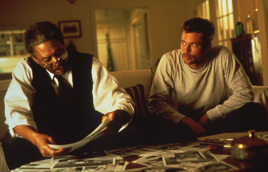 Obwohl der Mörder die beiden Detectives Somerset (Morgan Freeman, l.) und Mills (Brad Pitt, r.) immer näher an sich heranlässt, müssen sie hilflos m... - Bildquelle: Constantin Film