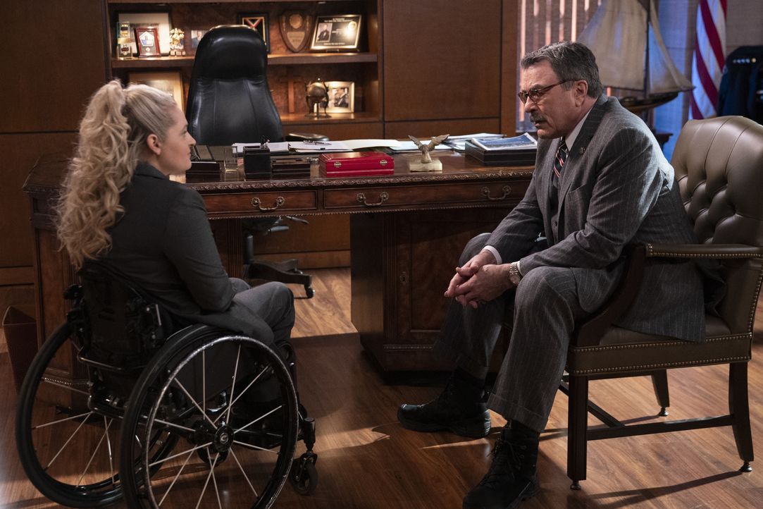 Allison Mulaney (Ali Stroker, l.); Frank Reagan (Tom Selleck, r.) - Bildquelle: Patrick Harbron CBS '2020 CBS Broadcasting Inc. All Rights Reserved. / Patrick Harbron