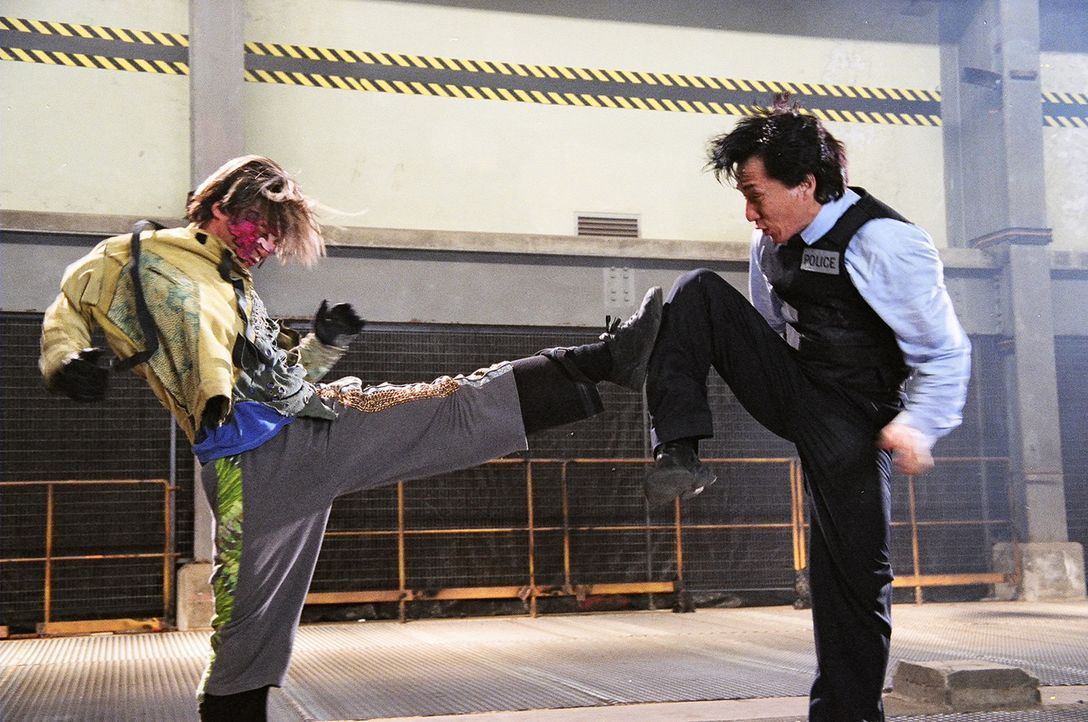 Inspektor Wing (Jackie Chan, r.) im Kampf gegen eine unberechenbare Jugendgang, die das Töten von Cops zu ihrem Hobby gemacht hat ... - Bildquelle: E.M.S.