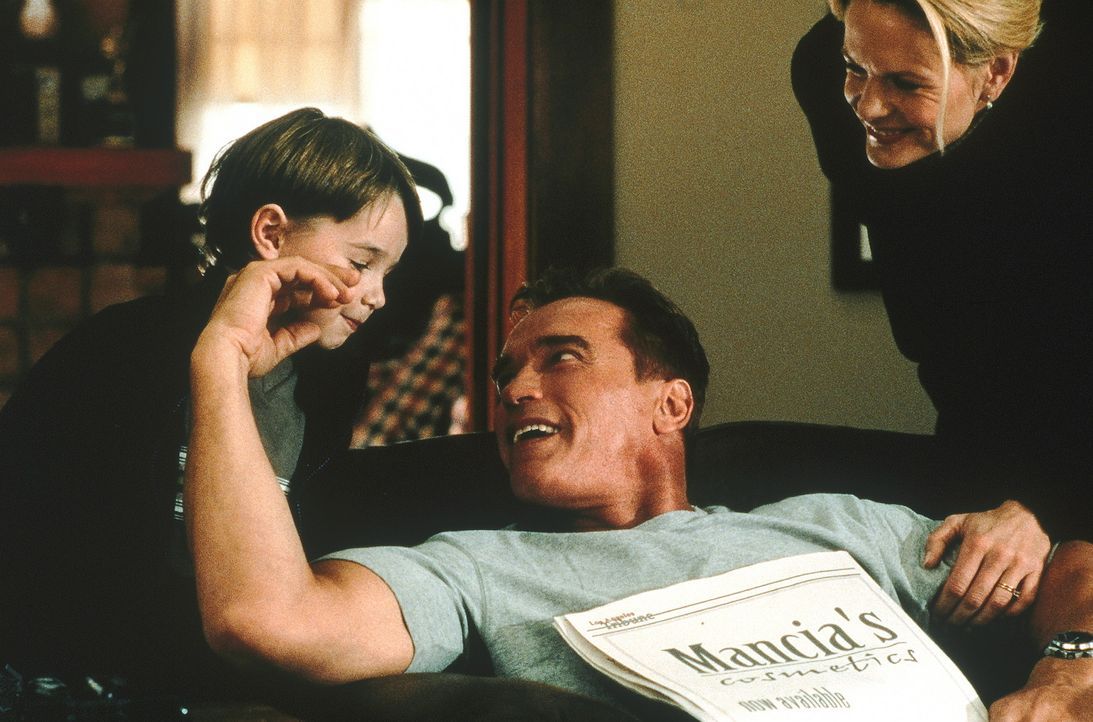 Seit vielen Jahren lebt der Feuerwehrmann Gordon Brewer (Arnold Schwarzenegger, M.) mit Frau (Lindsay Frost, r.) und Sohn (Ethan Dampf, l.) glückli... - Bildquelle: Warner Bros.