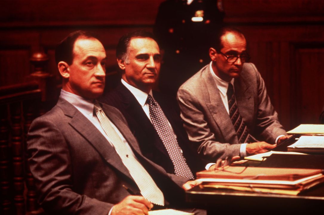 Die Anwälte des Mafiabosses Louie Boffano (Tony Lo Bianco, M.) befinden sich in einer prekären Situation ... - Bildquelle: Columbia TriStar International Television