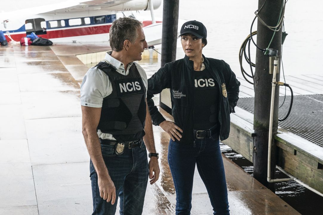 Special Agent Dwayne Pride (Scott Bakula, l.); Special Agent Hannah Khoury (Necar Zadegan, r.) - Bildquelle: Sam Lothridge 2020 CBS Broadcasting Inc. All Rights Reserved. / Sam Lothridge
