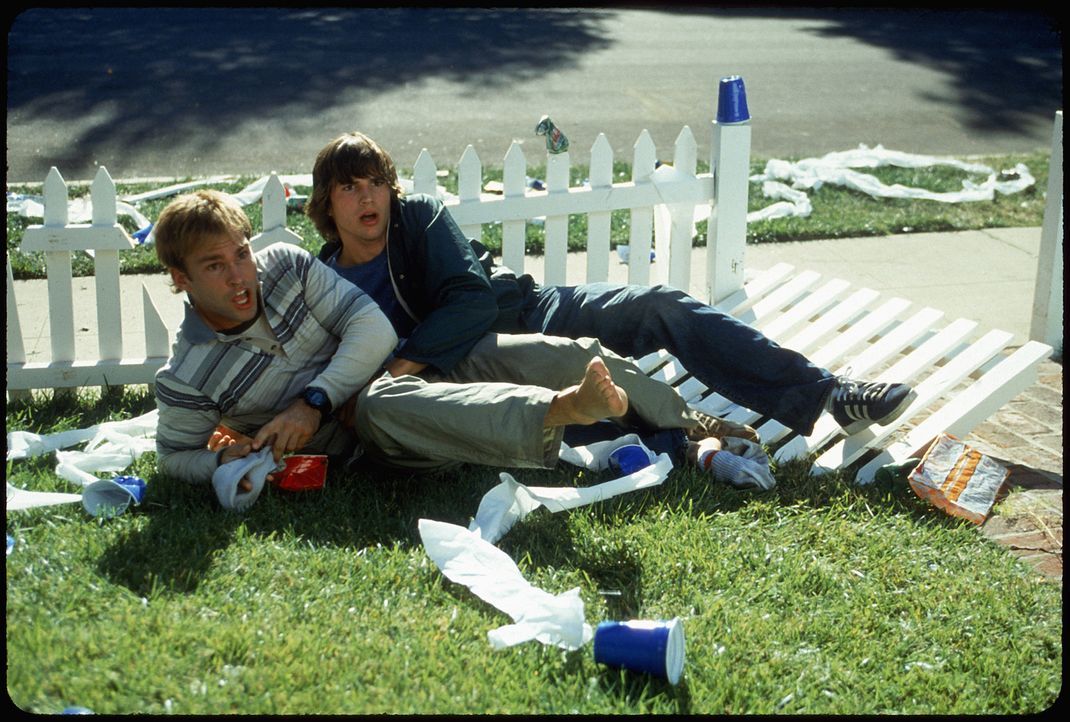 Nach einer wilden Partynacht können sich die beiden Loser Jesse (Ashton Kutcher, r.) und Chester (Seann William Scott, l.) an nichts mehr erinnern.... - Bildquelle: 2000 - 20th Century Fox - All Rights Reserved.