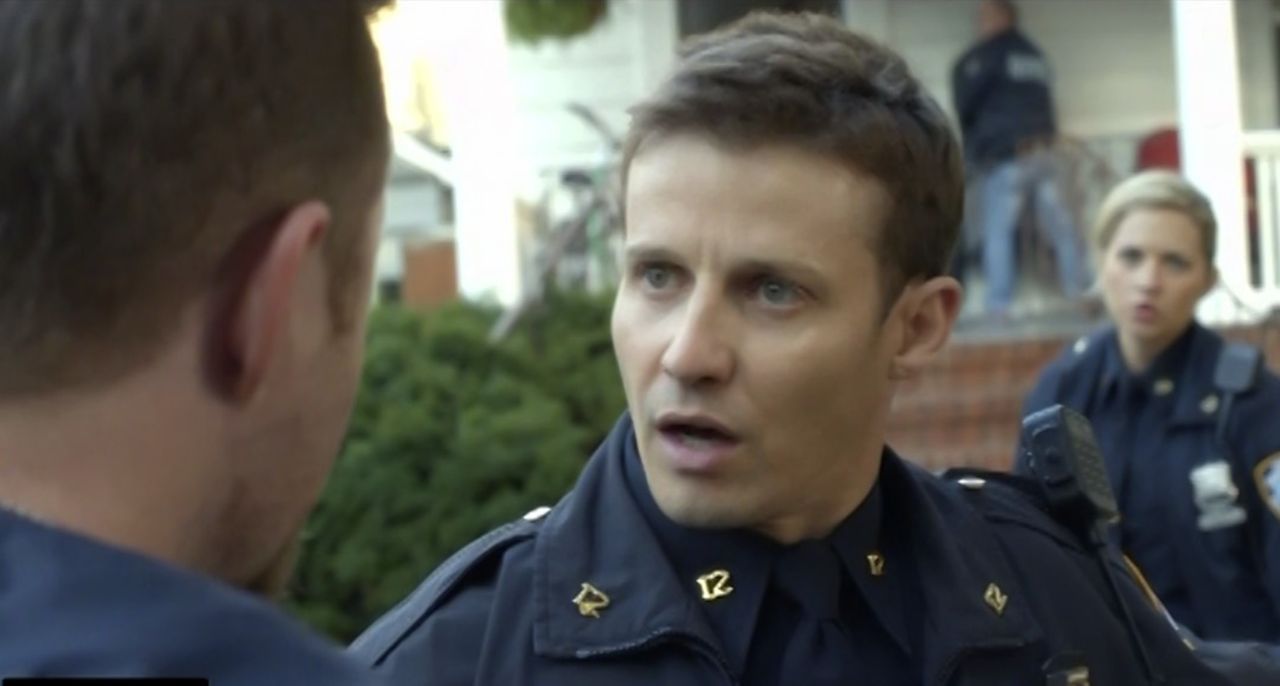 Ein Geiselnehmer hat ein junges Mädchen in seiner Gewalt. Jamie (Will Estes, M.) versucht, die Kleine zu retten. Kommt seine Hilfe zu spät? - Bildquelle: 2015 CBS Broadcasting Inc. All Rights Reserved.