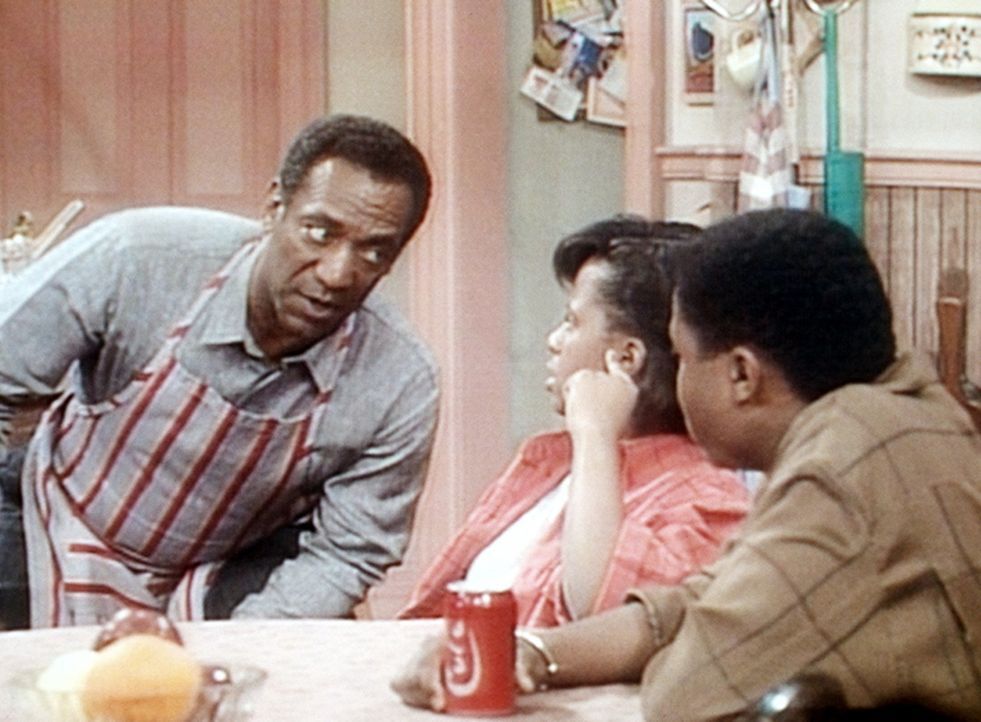 Cliff (Bill Cosby, l.) muss heute auch seine Kinder Vanessa (Tempsett Bledsoe, M.) und Theo (Malcolm-Jamal Warner, r.) beim Essen bedienen, weil er... - Bildquelle: Viacom