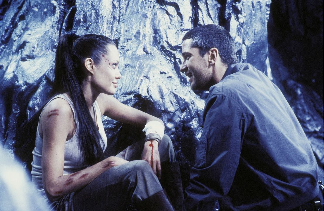 Kann sie Terry (Gerard Butler, r.) vertrauen oder ist er nur hinter Laras (Angelina Jolie, l.) Kugel her, um die Büchse der Pandora öffnen zu können... - Bildquelle: 2003 by Paramount Pictures. All Rights Reserved.