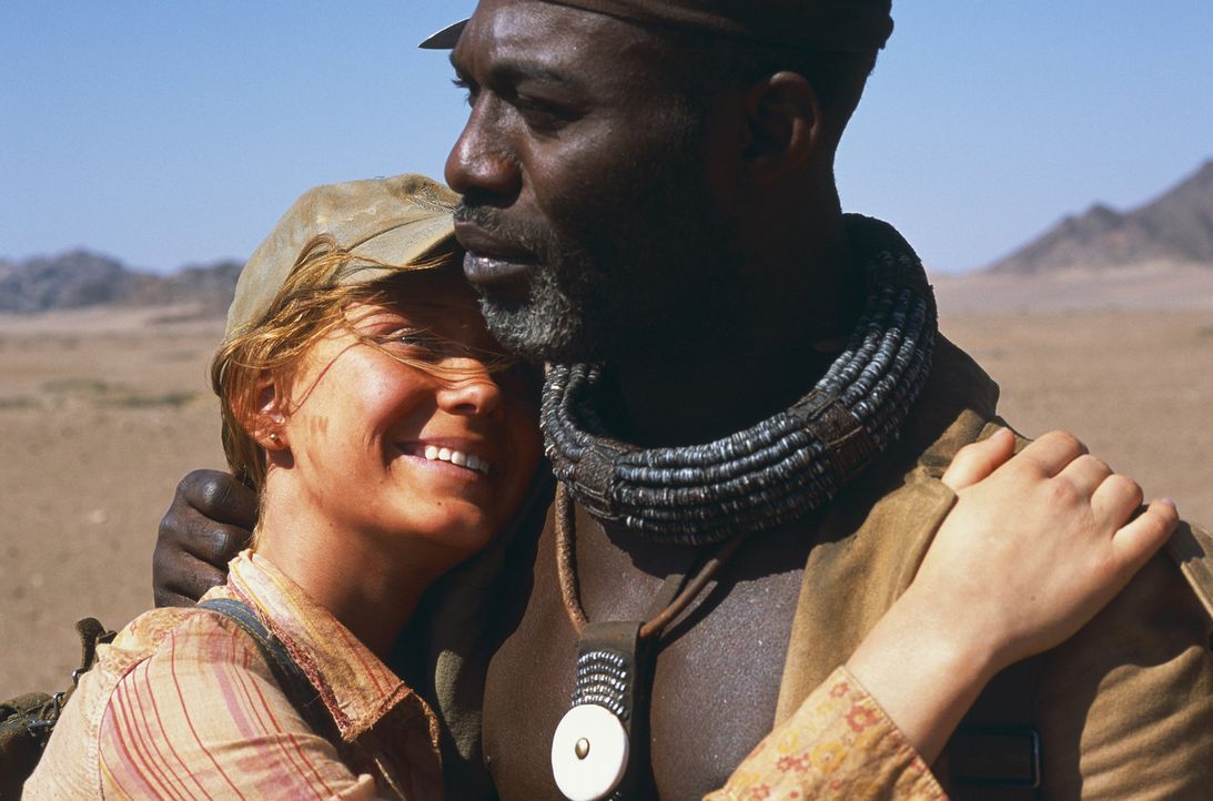 Mitten durch die gnadenlose, namibische Wüste führt ihre schier aussichtslose Suche nach Gary: Grace (Camille Summers, l.) und Himba Kadjiro (Eriq... - Bildquelle: Gaumont