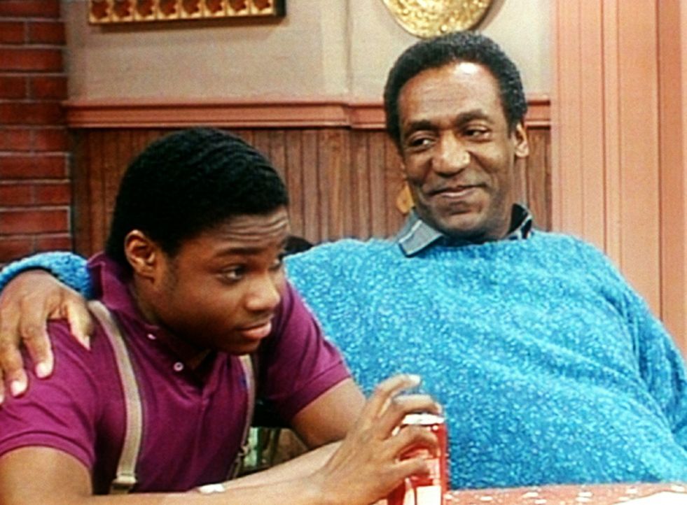 Cliff (Bill Cosby, r.) weiß, dass er das Geheimnis seines Geburtstagsgeschenks Theo (Malcolm-Jamal Warner, l.) am ehesten entreißen kann; doch der... - Bildquelle: Viacom
