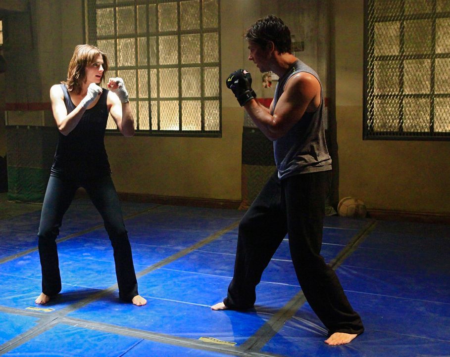 Kate Beckett (Stana Katic, l.) fordert Det. Tom Demming (Michael Trucco, r.) zu einem Kampf heraus. Er ahnt nicht, dass sie ihn nur ablenken möchte... - Bildquelle: ABC Studios