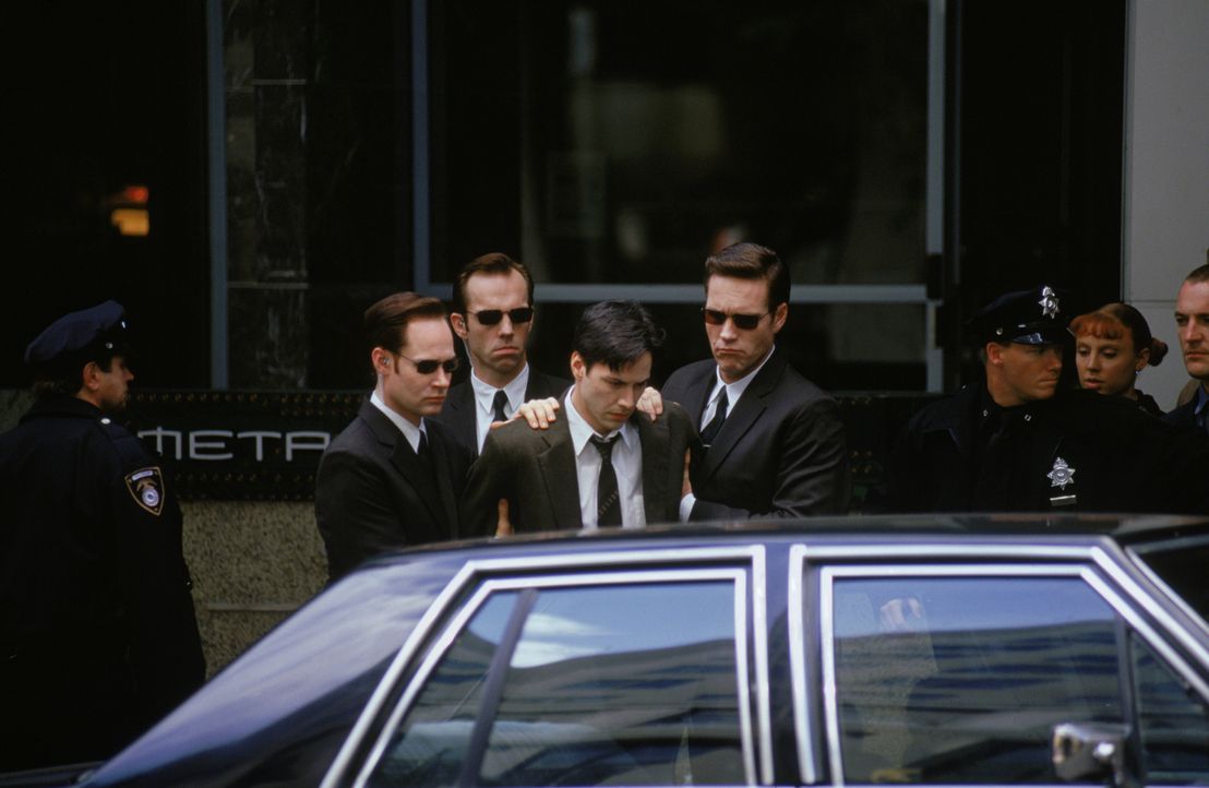 Die Agenten (Paul Goddard, l., Robert Taylor, r., und Hugo Weaving, 2. v. l.) haben in Neo (Keanu Reeves, M.) einen potenziellen Unruhestifter ausge... - Bildquelle: Warner Bros. Pictures