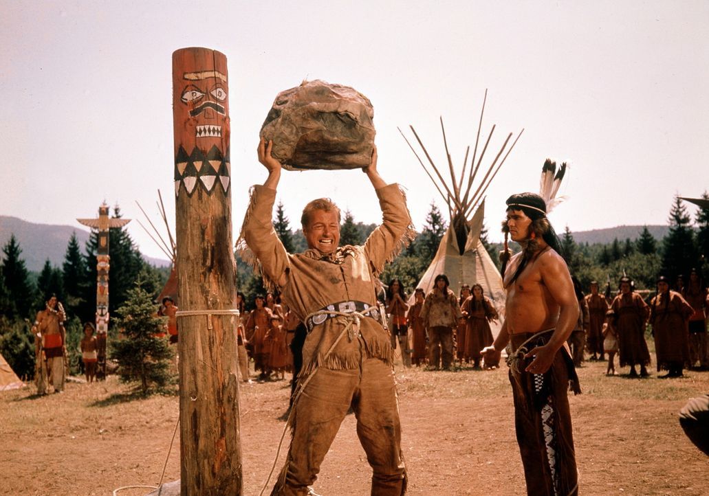 Der starke Old Shatterhand (Lex Barker, l.) zeigt den Indianern, wer die Hosen anhat ... - Bildquelle: Columbia Pictures