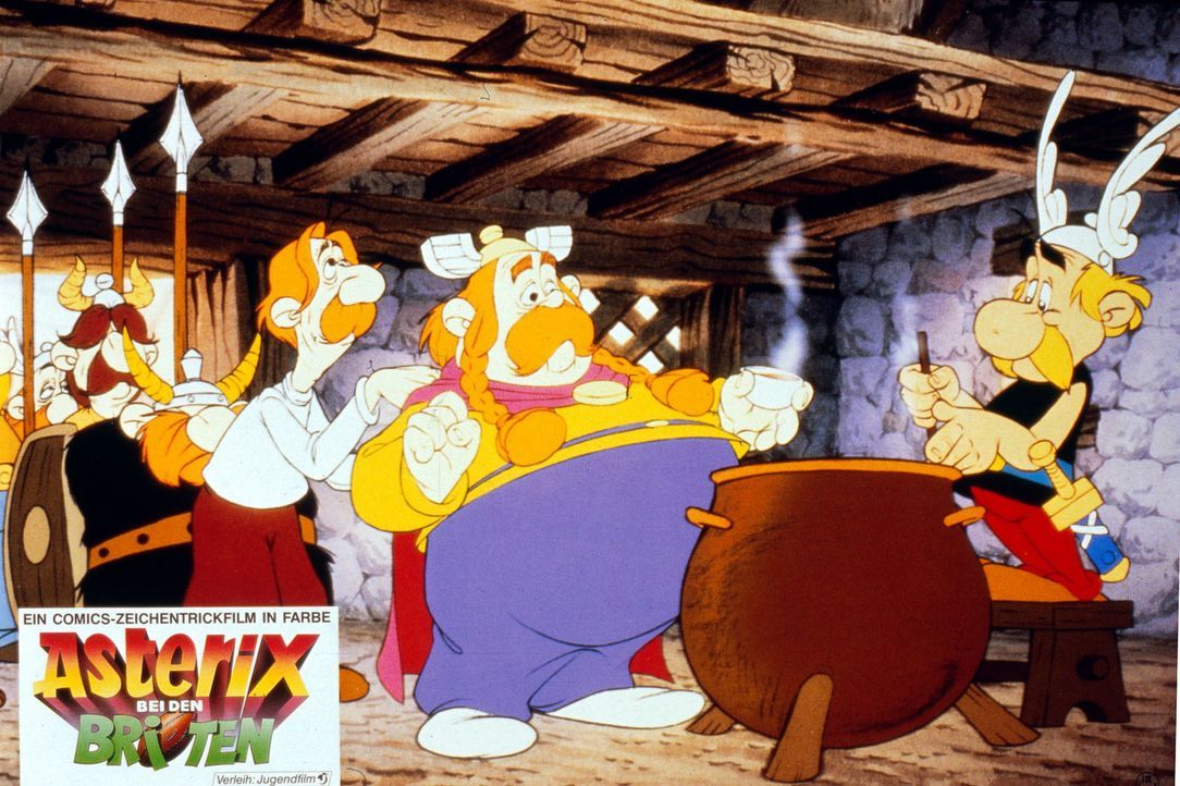 Endlich ist es soweit: Asterix (r.) gibt seinem Vetter Teefax (l.) und dessen Dorfchef Sebigbos (M.) von dem magischen Zaubertrank zu kosten ... - Bildquelle: Jugendfilm-Verleih GmbH