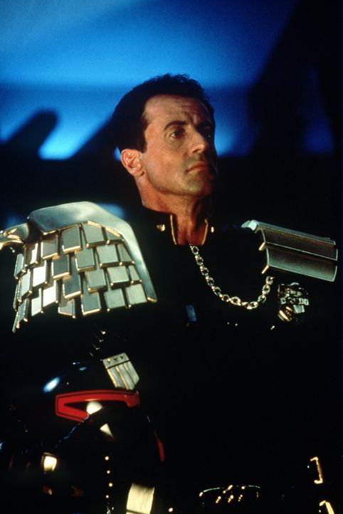 Judge Dredd (Sylvester Stallone) hat einen wirklich gefährlichen Gegner: seinen bösen Klon Rico. Gemeinsam mit dem machthungrigen, korrupten Judge G... - Bildquelle: Buena Vista Pictures