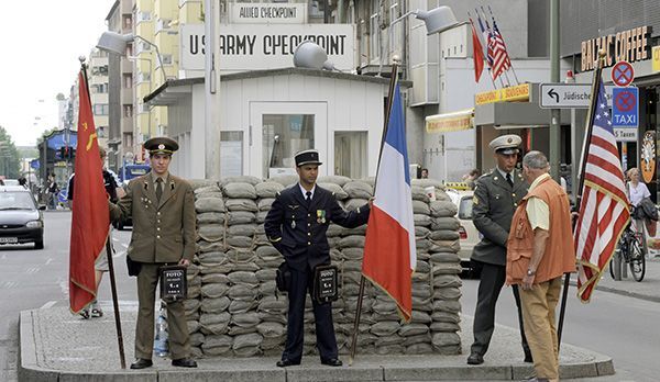 Checkpoint Charlie - Bildquelle: dpa