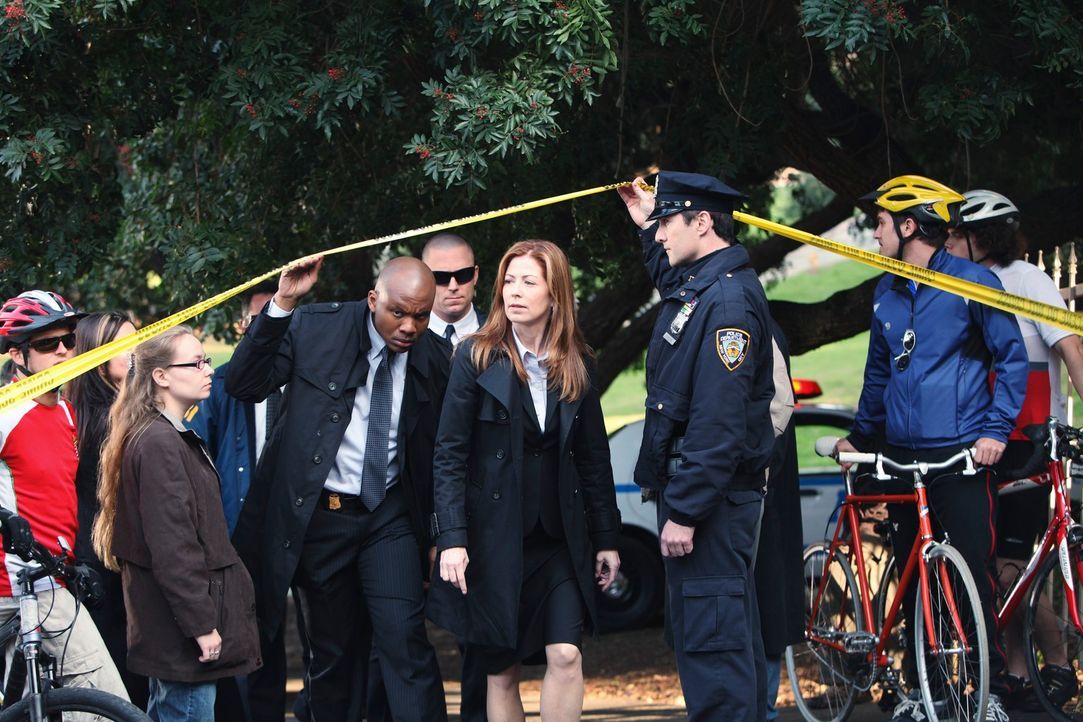 Special Agent Jordan Shaw (Dana Delany, M.) trifft mit ihren Leuten am Tatort ein. - Bildquelle: ABC Studios