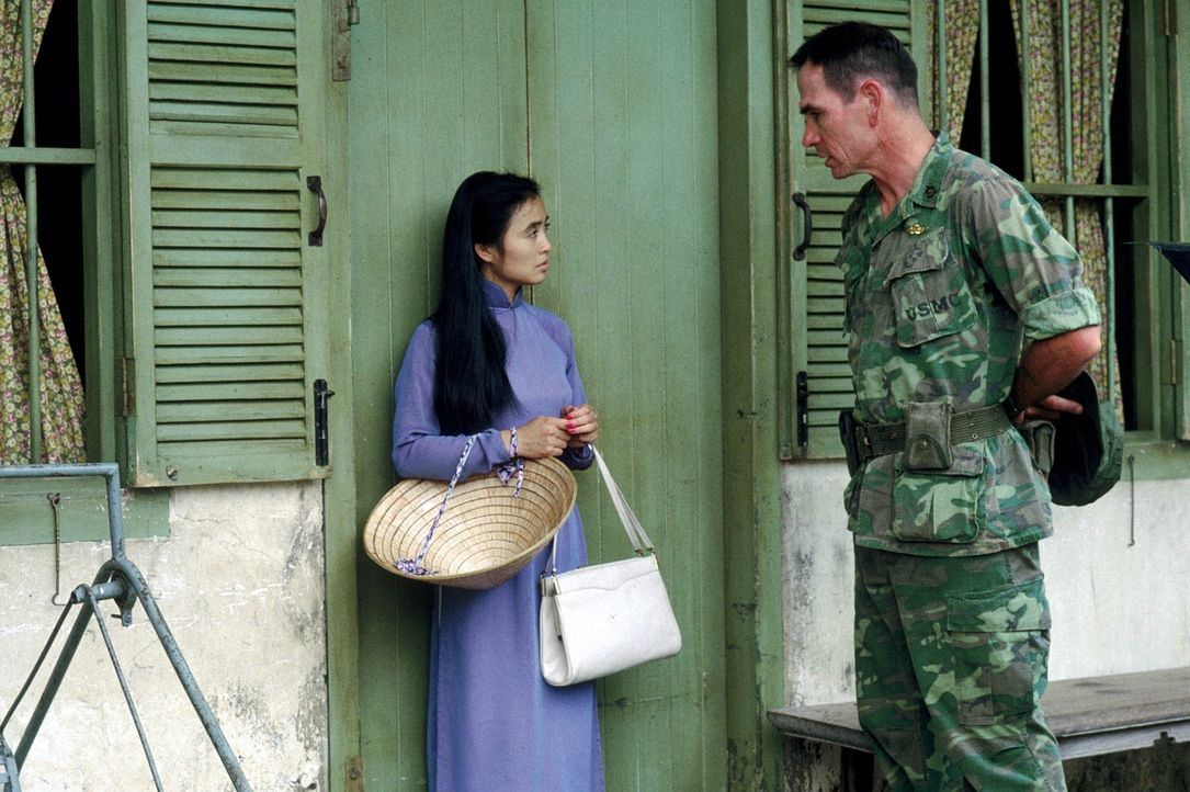 Als Verräterin gebrandmarkt, schlägt sich Le Ly (Hiep Thi Le, l.) in Vietnam während des Krieges als Prostituierte durch. Mit Hilfe von Steve Butler... - Bildquelle: Warner Bros.