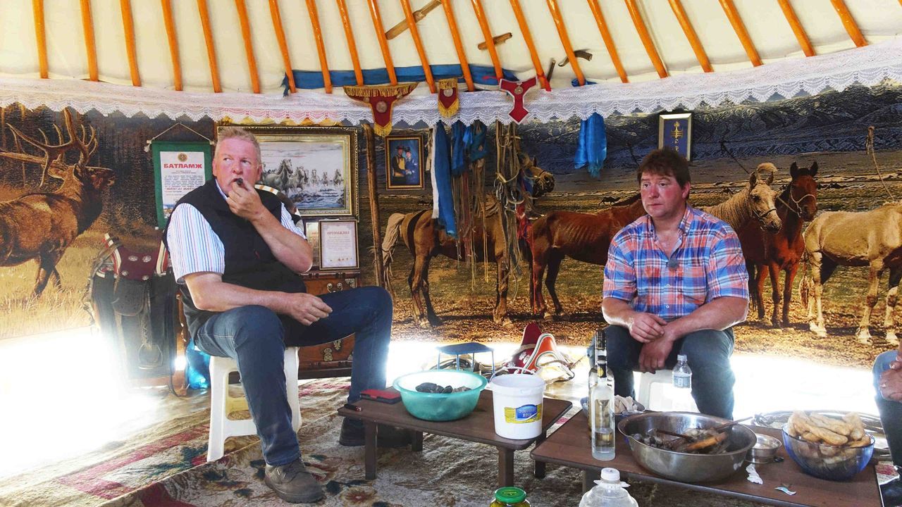 Tamme Hanken und sein bester Freund, der Schweinebauer Peter, reisen in eines der aufregendsten Länder der Welt: in die sagenumwobene Mongolei ... - Bildquelle: Kabel Eins