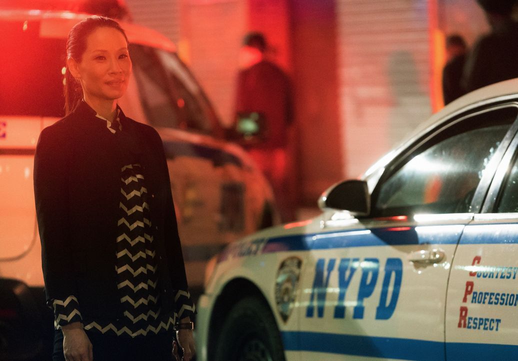 Joan (Lucy Liu) wundert sich, als sie von Holmes' Vater alleine zum Dinner eingeladen wird ... - Bildquelle: Michael Parmelee 2015 CBS Broadcasting Inc. All Rights Reserved.