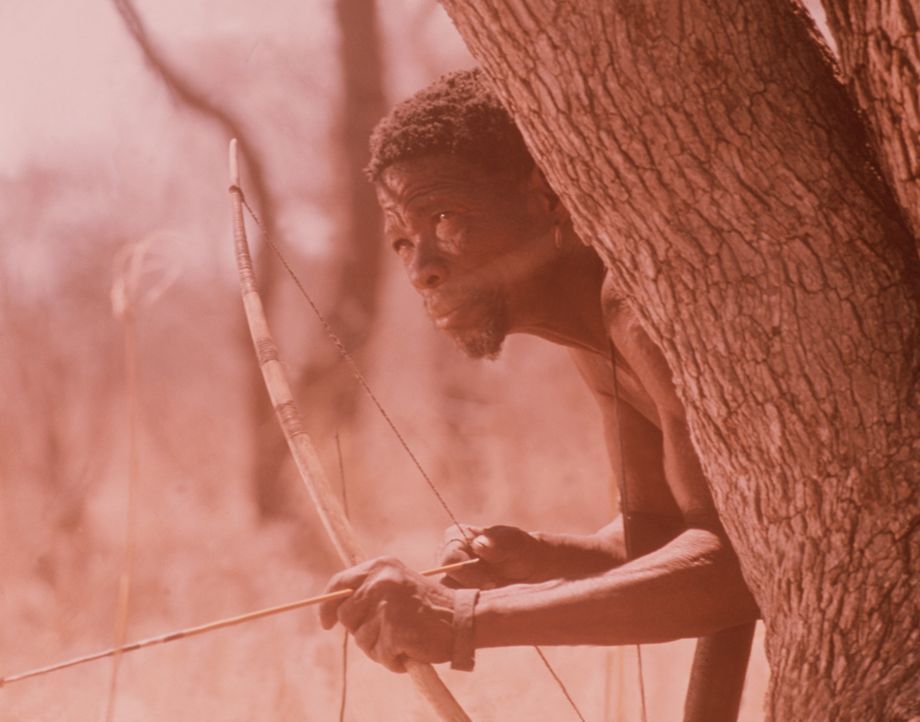 Ein Eingeborener der Namibiwüste auf der Jagd ... - Bildquelle: Warner Bros. Pictures