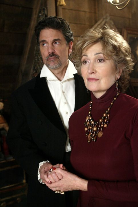 Waren vor langer Zeit ein Liebespaar: Necromancer (Chris Sarandon, l.) und  Penny 'Grams' Halliwell (Jennifer Rhodes, r.) ... - Bildquelle: Paramount Pictures