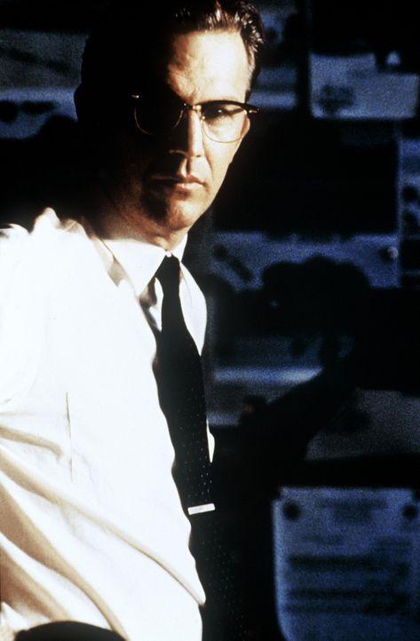 Der Staatsanwalt Jim Garrison (Kevin Costner) gibt sich nicht mit der offiziellen Theorie der Kennedy-Ermordung zufrieden. Er will Licht in das Durc... - Bildquelle: Warner Bros.