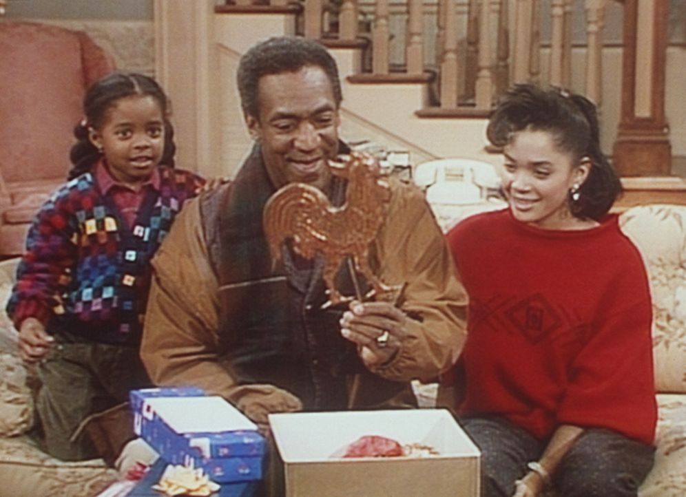 Cliff (Bill Cosby, M.) packt seine Vatertagsgeschenke aus. Rudy (Keshia Knight Pulliam, l.) und Denise (Lisa Bonet, r.) sind gespannt, ob ihnen die... - Bildquelle: Viacom