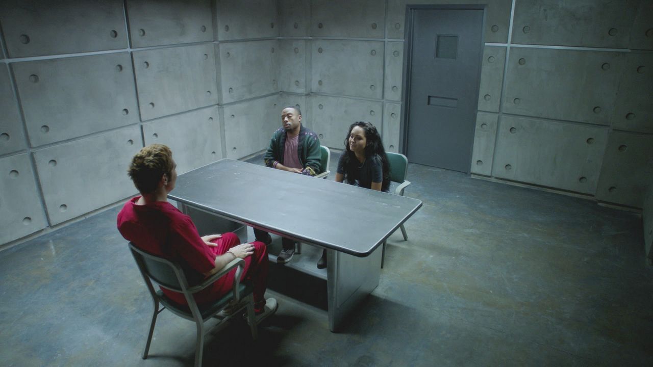 Um MacGyver zu helfen, den Maulwurf der U.S. Regierung finden, verhören Bozer (Justin Hires, l.) und Riley (Tristin Mays, r.) Auftragskiller Murdoc... - Bildquelle: 2016 CBS Broadcasting, Inc. All Rights Reserved