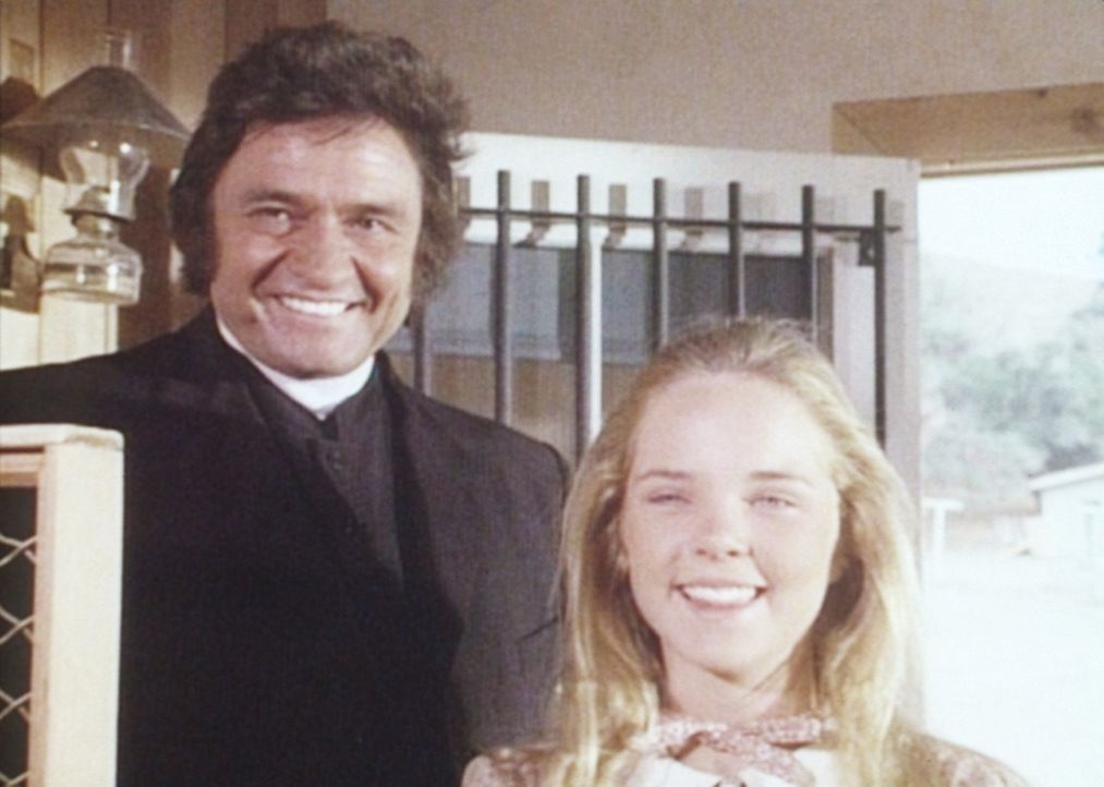 Mary (Melissa Sue Anderson, r.) hat keine Ahnung, dass Mr. Hodgekiss (Johnny Cash, l.) kein Priester ist und hilft ihm gerne beim Sammeln der Spende... - Bildquelle: Worldvision