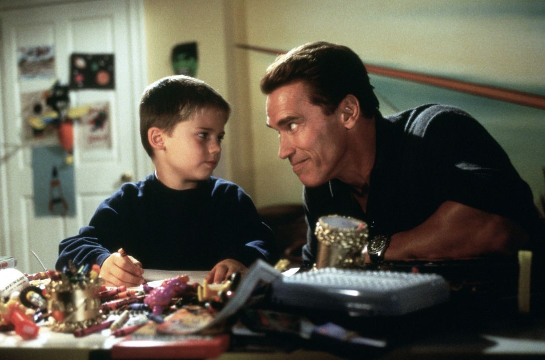 Howard Langston (Arnold Schwarzenegger, r.) verspricht seinem Sohn Jamie (Jake Lloyd, l.), ihm ein begehrtes Weihnachtsgeschenk zu besorgen ... - Bildquelle: 1996 Twentieth Century Fox Film Corporation. All rights reserved.