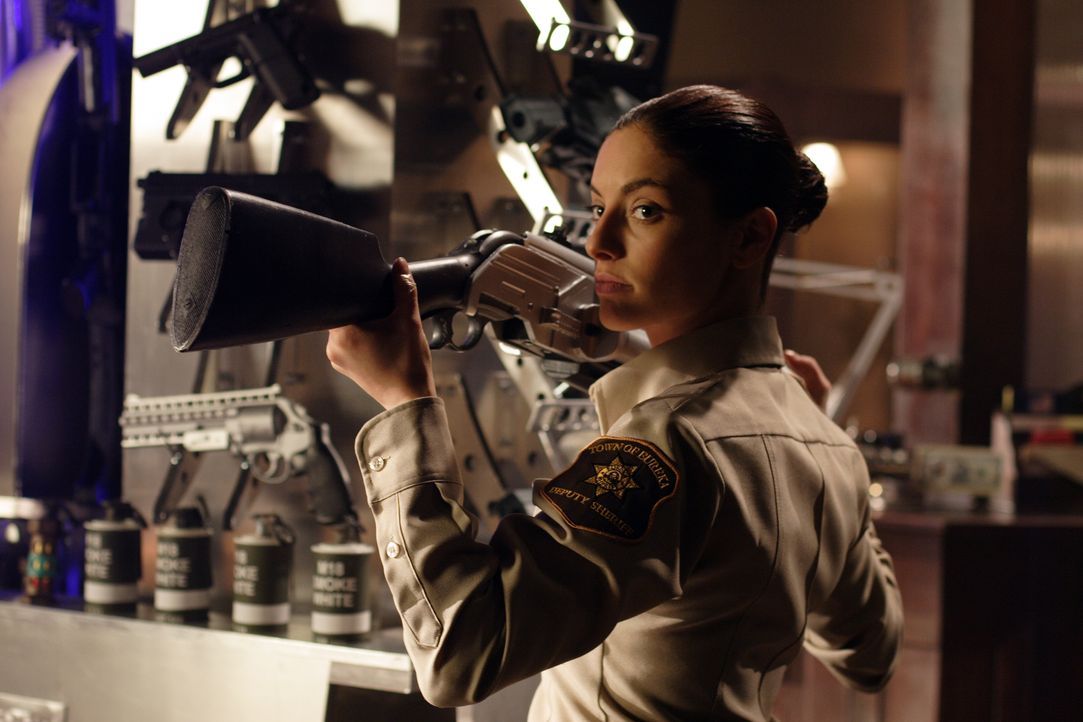Durch die fehlgeleiteten Strahlen leidet Jo Lupo (Erica Cerra) unter Paranoia ... - Bildquelle: Universal Television